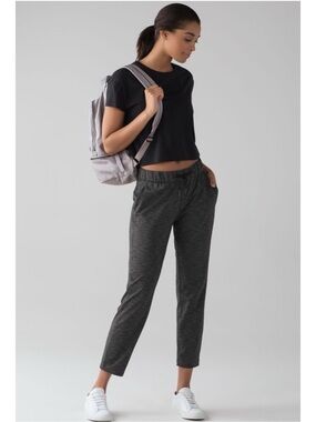 Lululemon On The Fly Pant Heathered Black, size 6